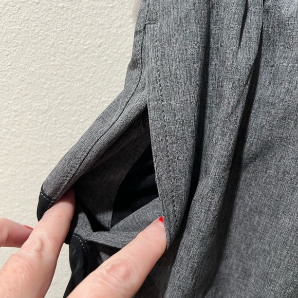 GapFit Men's Gray and Black Athletic Shorts, size medium, EUC, casual, pockets - Picture 5 of 7